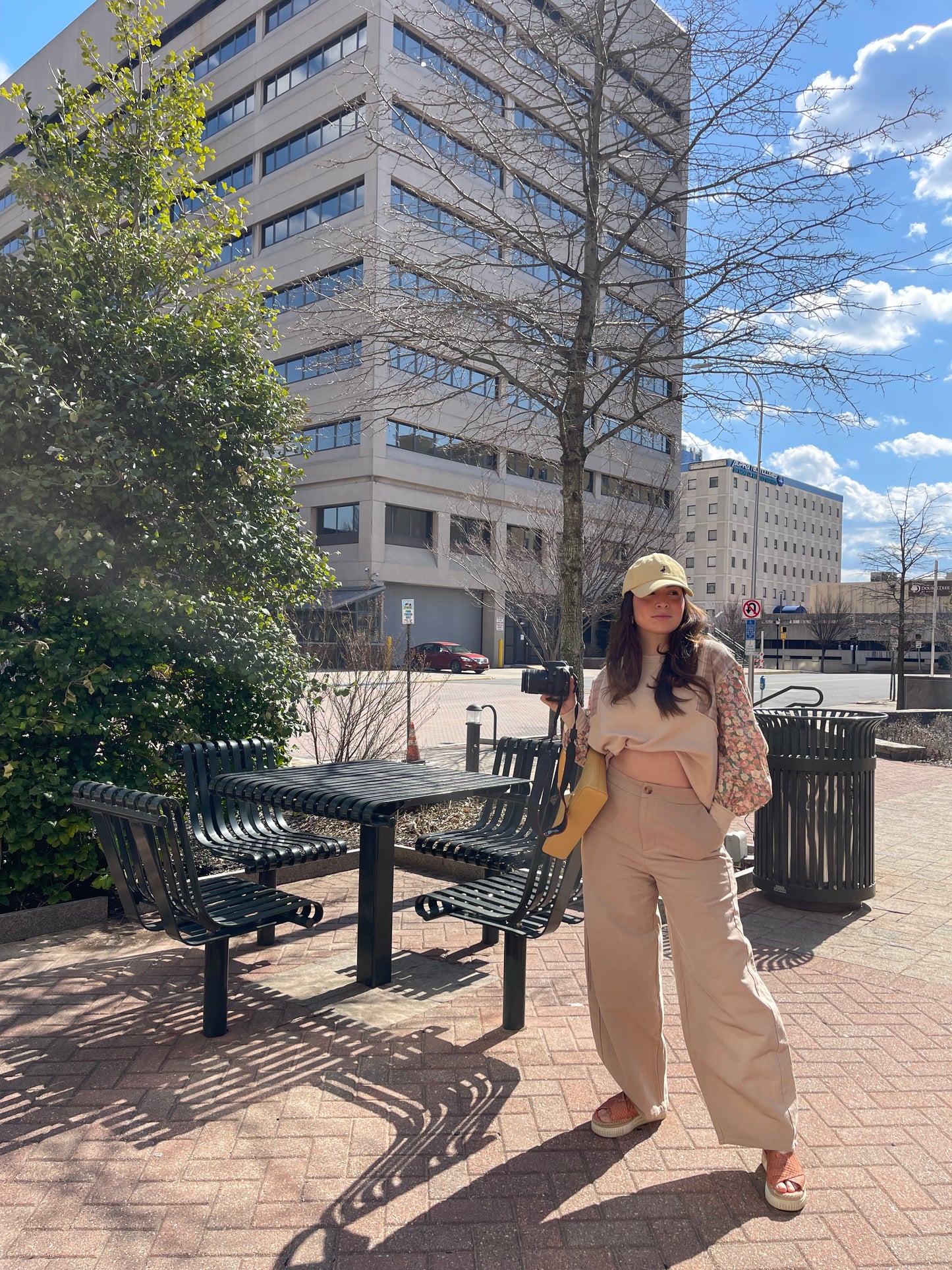 I'd say ultimate freedom with these distinctive barrel legged tan pants. Features front side pockets and a mid-rise slouchy fit.
55% Linen 45% Cotton
inseam 26" rise 11.5"
