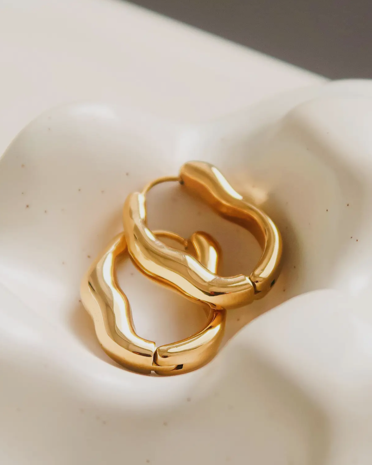 18K Gold Non-Tarnish Oval Hoop Earring
18K Gold Plating
Stainless Steel
Measurement (Lx W inch): 1 x 0.8
- Lead and Nickel Free
- Hypoallergenic
- Water Resistant