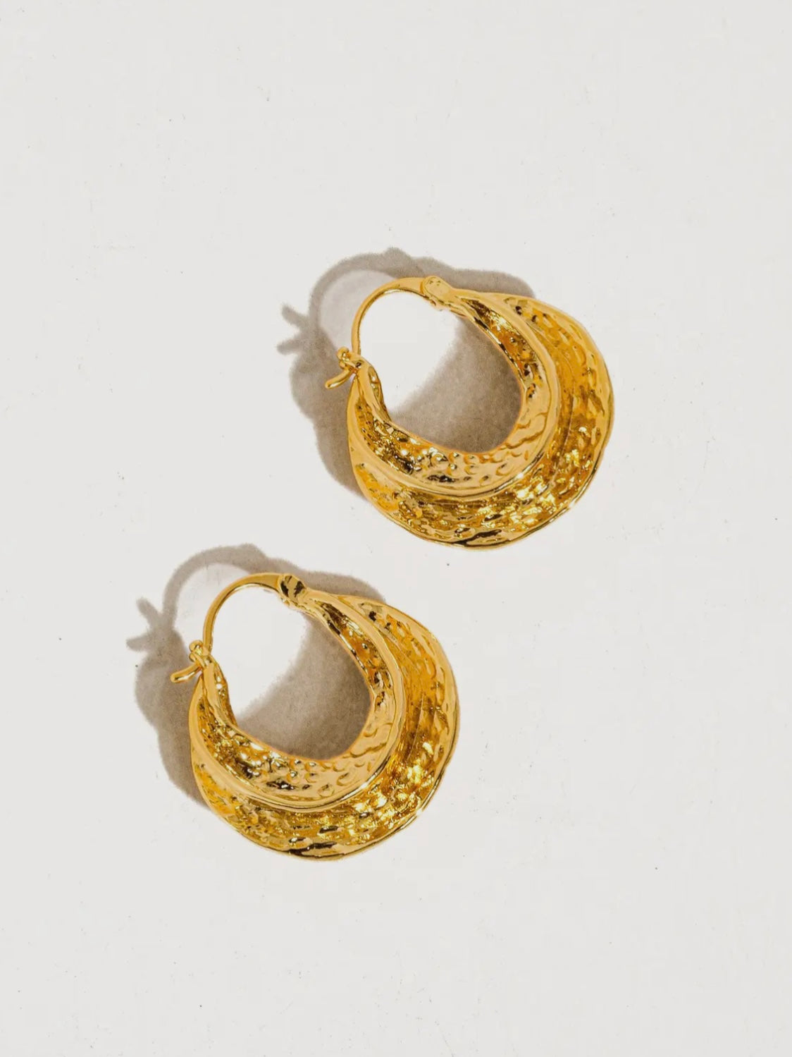 18K Gold Swirl Hoop Earring
18K Gold Plating
Brass
Measurement (L× W inch): 1 Diameter
- Lead and Nickel Free