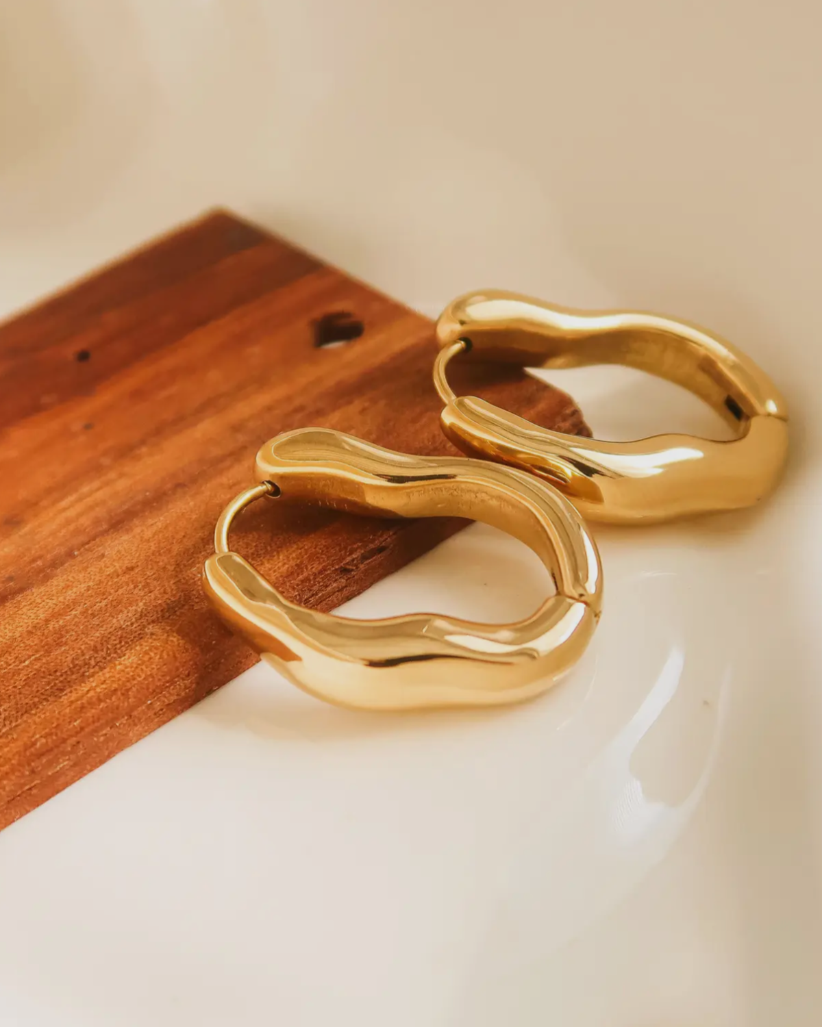 18K Gold Non-Tarnish Oval Hoop Earring
18K Gold Plating
Stainless Steel
Measurement (Lx W inch): 1 x 0.8
- Lead and Nickel Free
- Hypoallergenic
- Water Resistant
