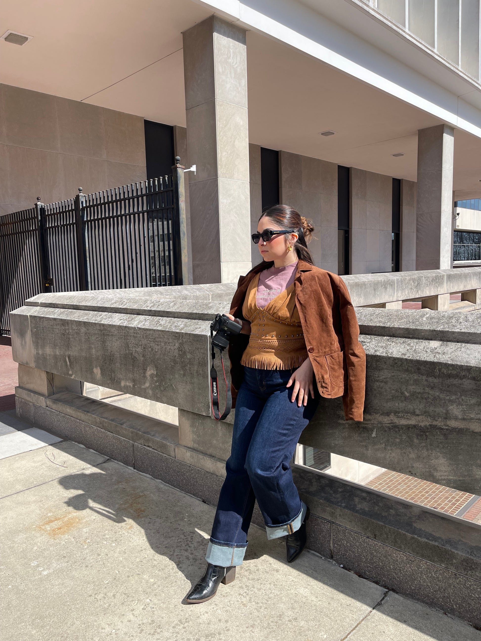 90'S High Rise Vintage Loose jeans with a comfort medium stretch.

Features a super high rise waist with a 90's vintage style

full length and boot leg opening

RISE: 11" / INSEAM: 31 1/2" / LEG OPENING: 20"

Model is 5’2 wearing a size 1 

93% COTTON 