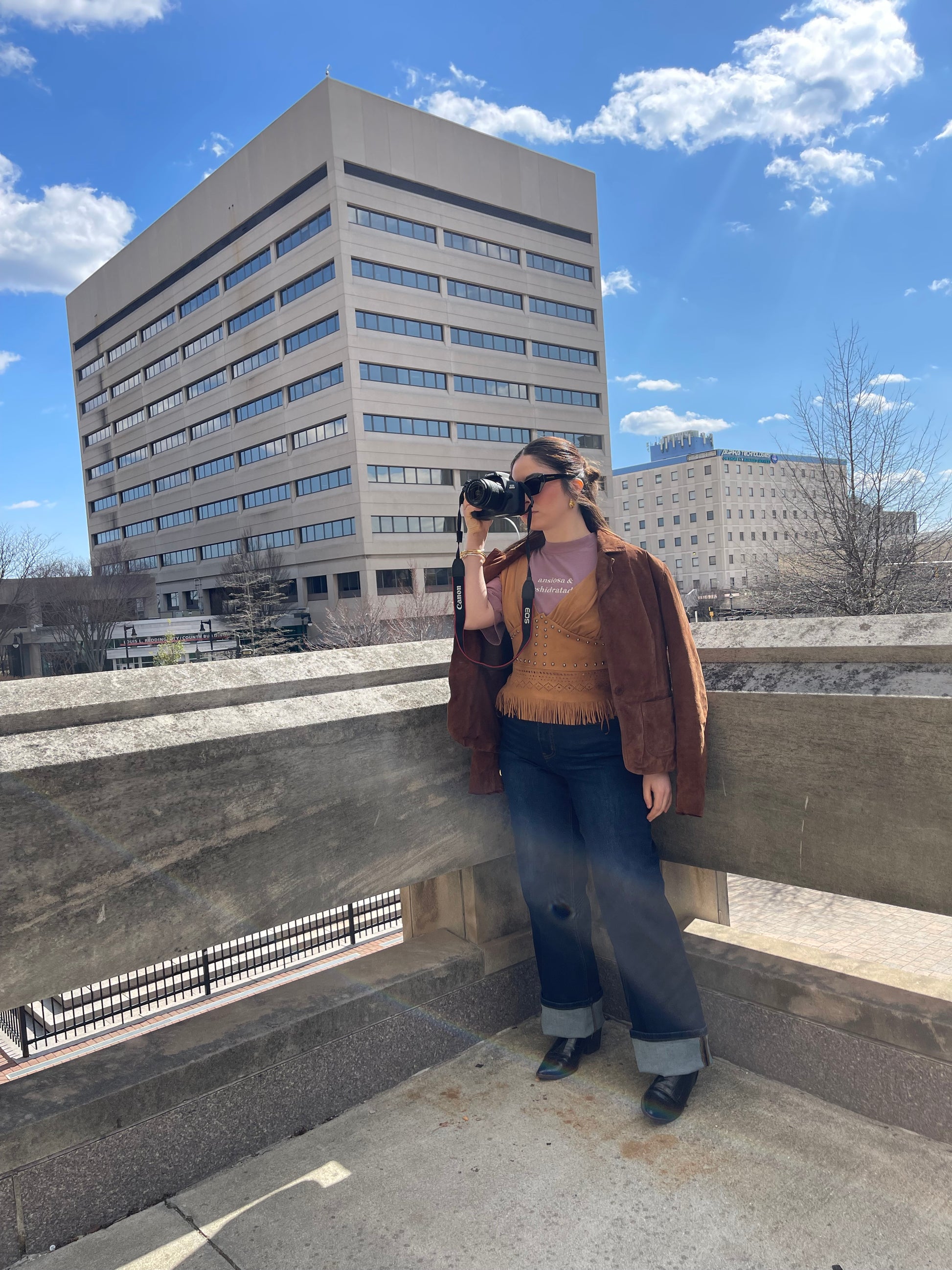 90'S High Rise Vintage Loose jeans with a comfort medium stretch.

Features a super high rise waist with a 90's vintage style

full length and boot leg opening

RISE: 11" / INSEAM: 31 1/2" / LEG OPENING: 20"

Model is 5’2 wearing a size 1 

93% COTTON 