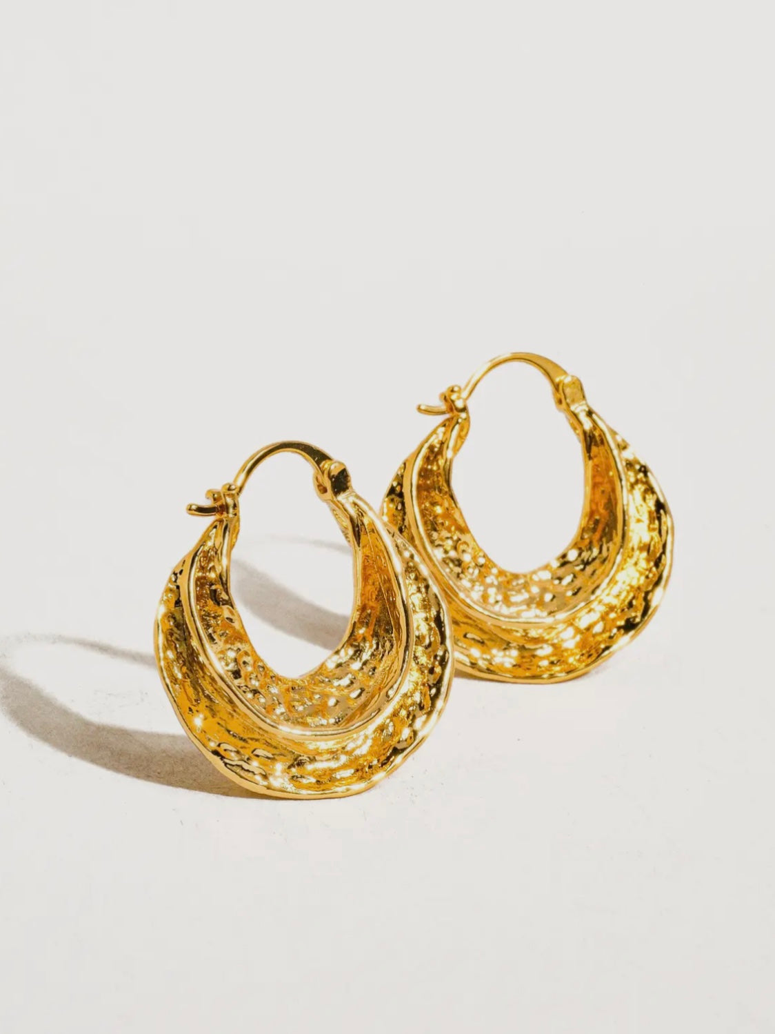18K Gold Swirl Hoop Earring
18K Gold Plating
Brass
Measurement (L× W inch): 1 Diameter
- Lead and Nickel Free