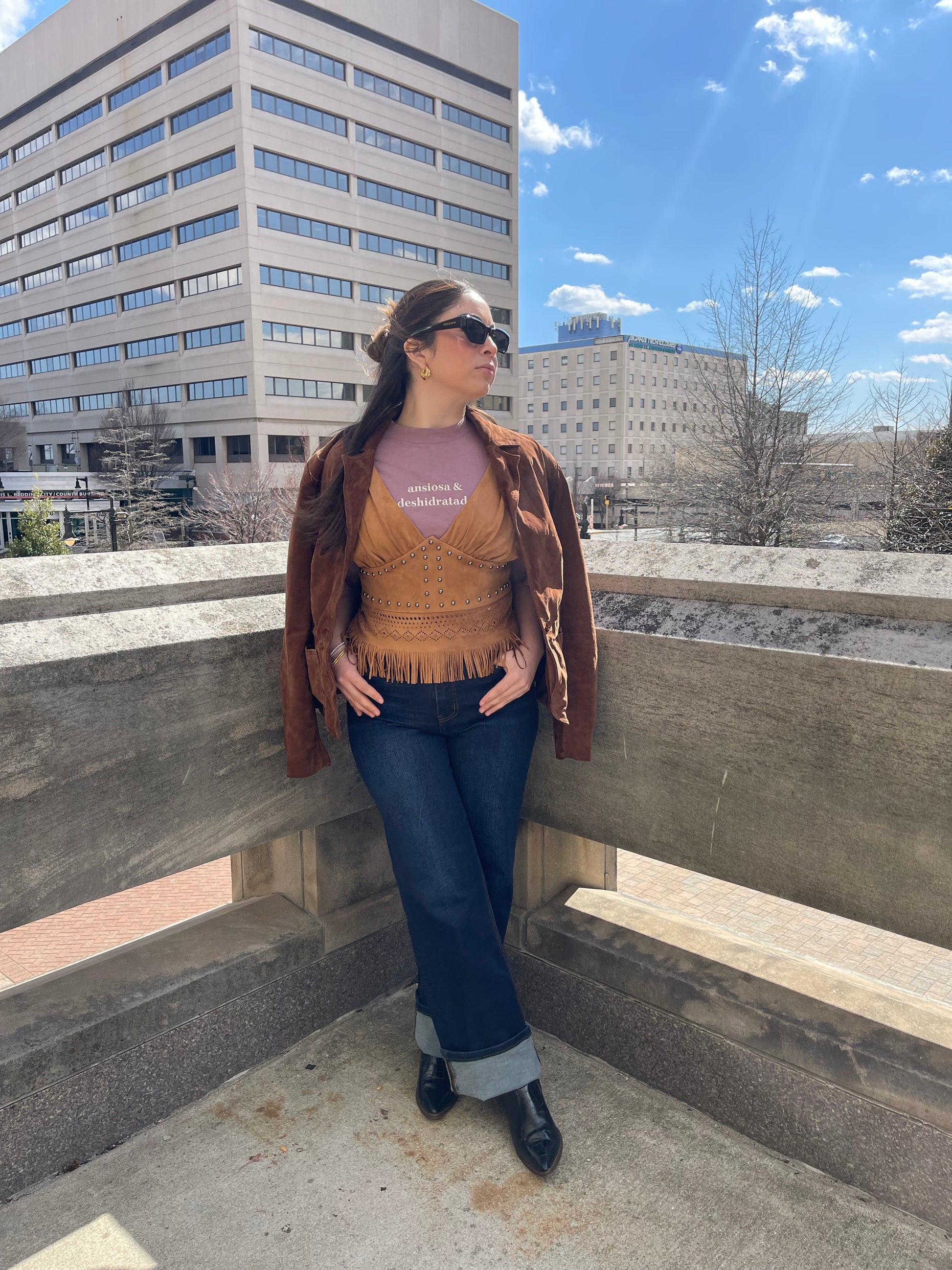 Such a fun mauve color cotton tee with an embroidered design in an ivory color thread that says Ansiosa y Deshidratada. 100% cotton

S Length 27 34in | Width 19in

M Length 28 5/8in | Width 21in

L Length 29 1/2in | Width 22 7/8in

Model is 5'1 wearing a small  